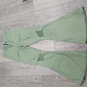 Green SNEAK PEEK WOMEN'S HIGH RISE DISTRESSED FLARE JEANS, size 5